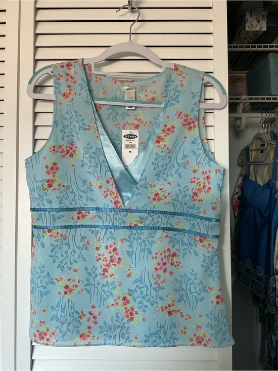 Old Navy Tops - Old Navy Light Blue Floral V-Neck Sleeveless Top